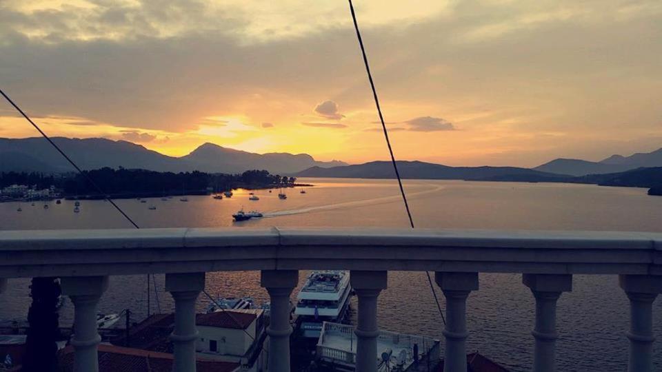 Kasteli Suite Poros Town ภายนอก รูปภาพ
