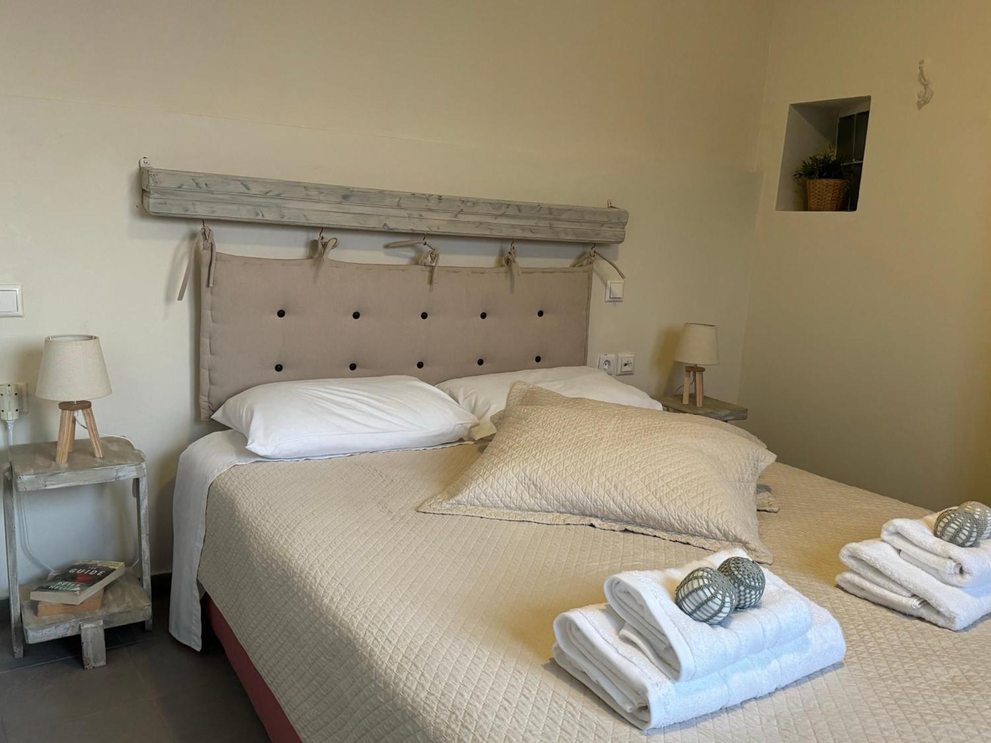 Kasteli Suite Poros Town ภายนอก รูปภาพ